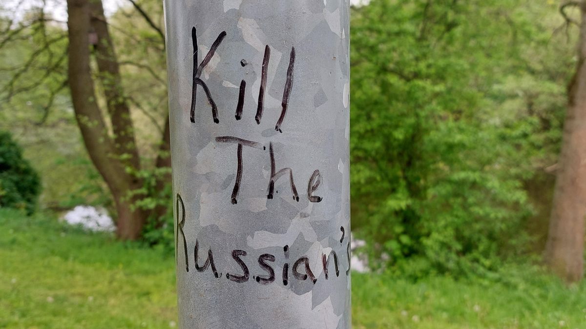 Zabíjejte Rusy, vyzývá někdo v parku s nacistickými symboly